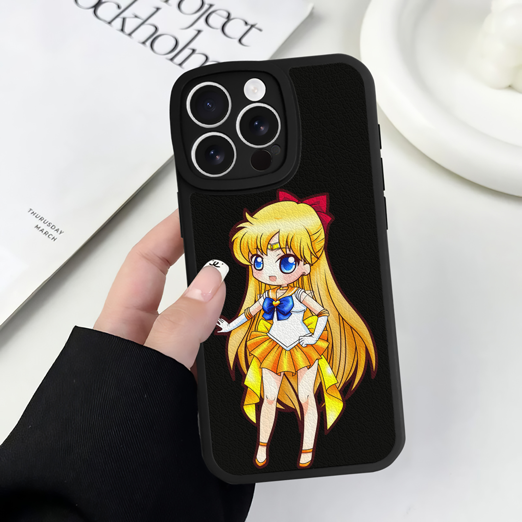 （画像用） 美少女戦士セーラームーン 愛野 美奈子 あいの みなこ Sailor Moon Aino Minako 【iPhone 16シリーズ対応】シリコンスマホケース（レザー調） 材質：シリコン